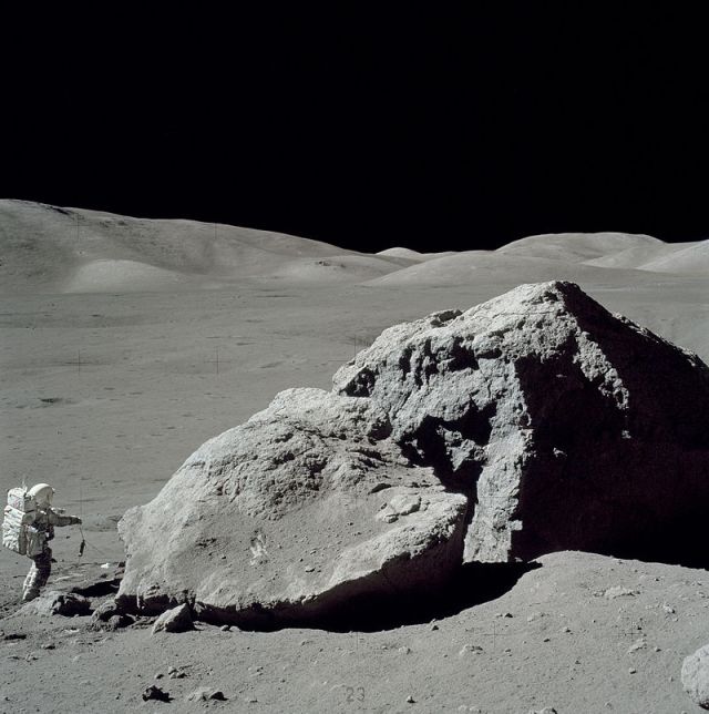 800px-moon-apollo17-schmitt_boulder